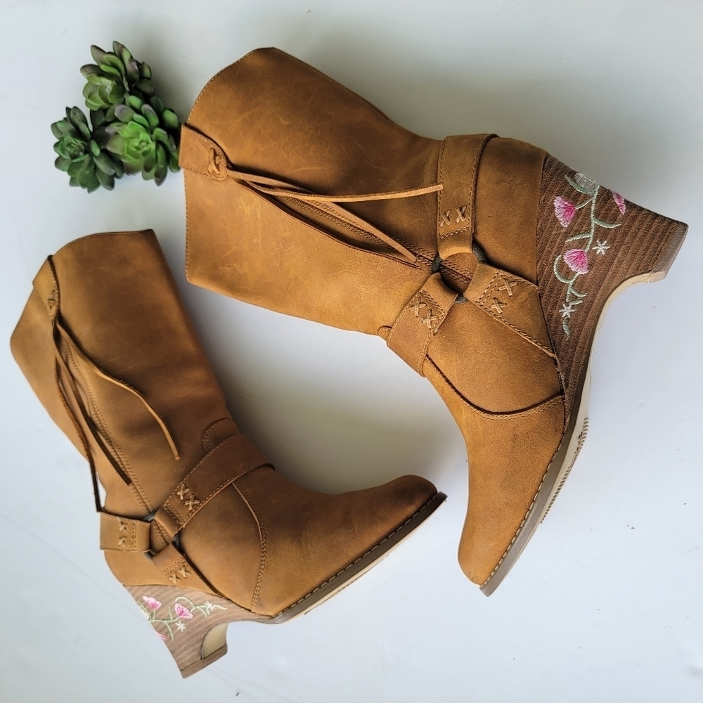 Seychelles Suede Embroidered Floral Wedge Harness Boots Size 8 - Picture 2 of 14